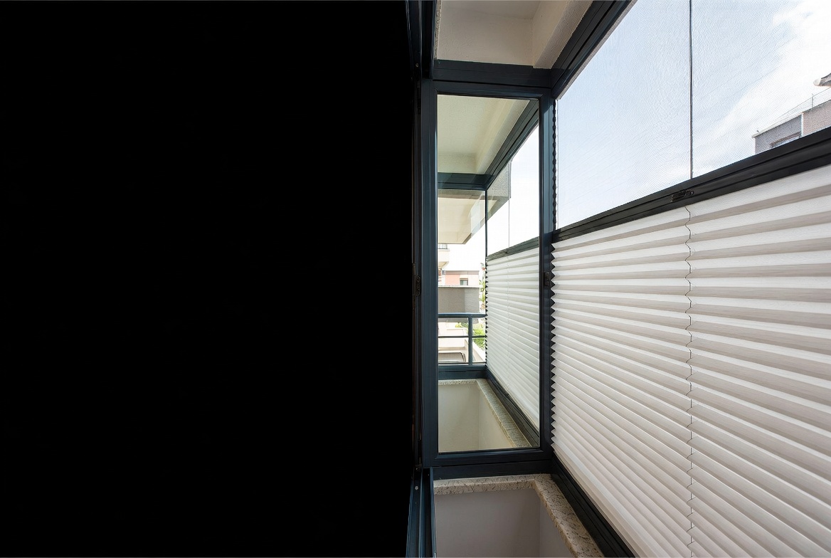 Modern balkon açıklığında plise sineklik ve alüminyum profiller
